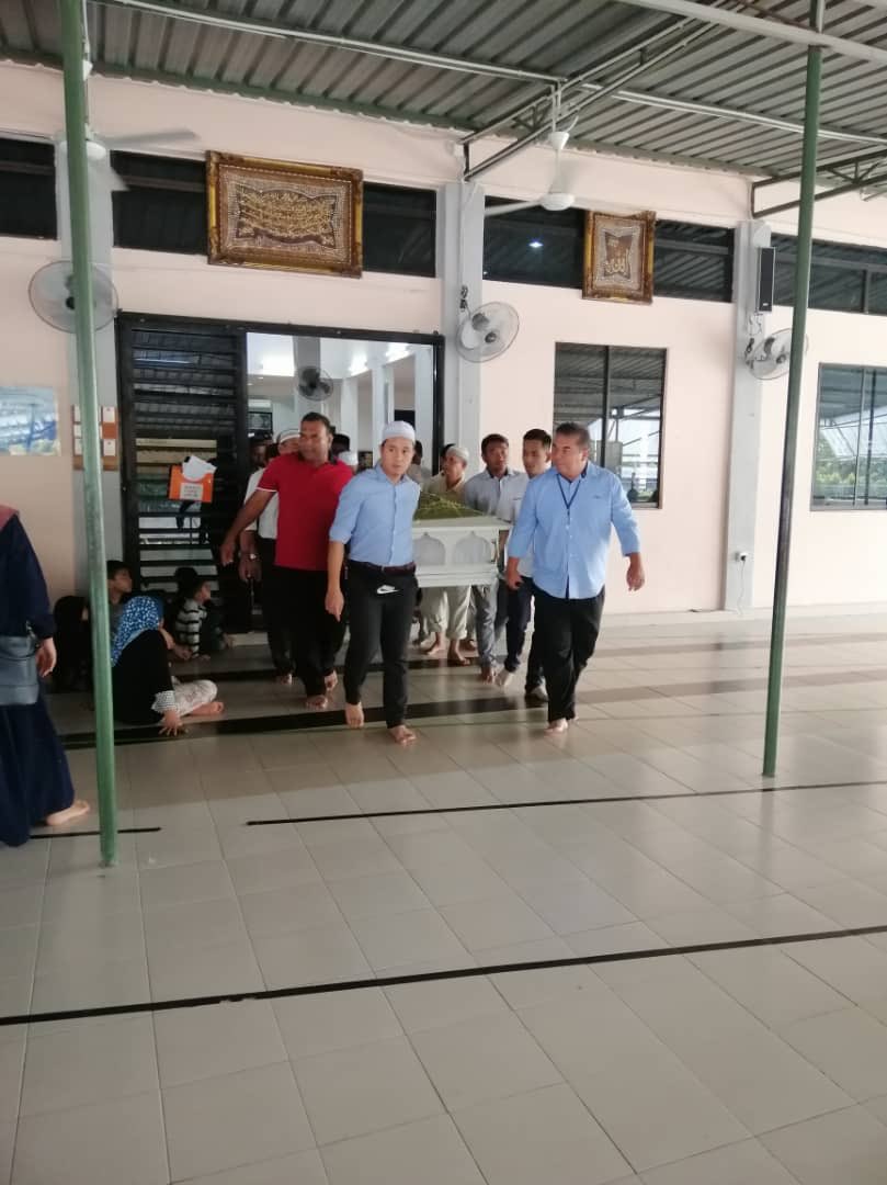 faiztiger5's tweet photo. Mewakil YBM @zuraida_my Ahli Parlimen Ampang Merangkap Menteri Perumahan Kerajaan Tempatan menyerahkan sumbangan kepada suami arwah yang sakit TB di Ampang Saujana Lembah jaya. https://t.co/99ebrOrjnS