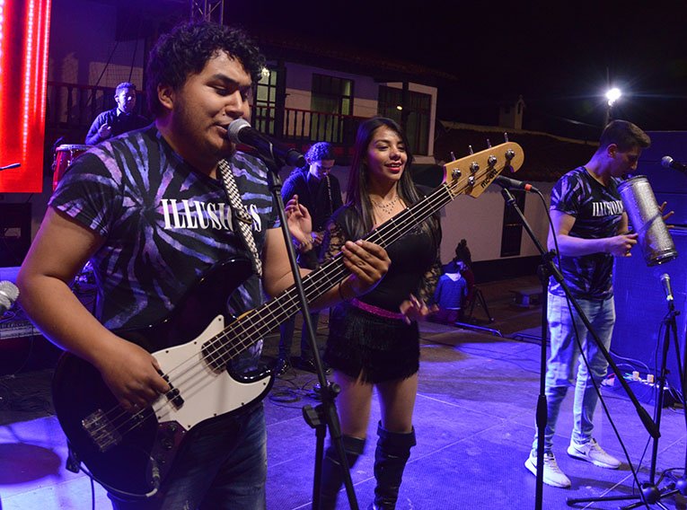 #Aestahora La orquesta de música tropical ‘Zona 5’, se presenta en la tarima bicentenaria, en marco de las Ferias y Fiestas del municipio de <a href="/SotaquiraBoy/">ALCALDIA SOTAQUIRA</a> . Sotaquirá Bicentenario. Salomón Buitrago Fonseca, Alcalde 2019