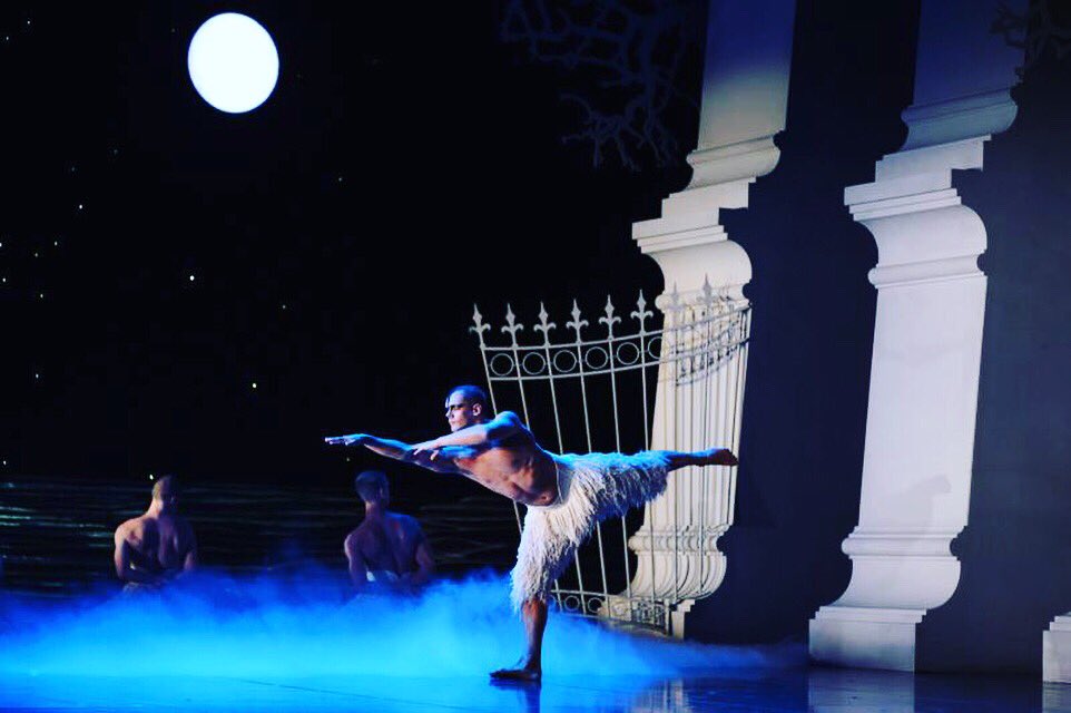 What a fantastic first week in #shanghai 🇨🇳 So glad to be back performing here. Thank you to the wonderful audiences that have come to see the show 😁🦢✌🏻
📸 by Ian Dong
#newadventures #swanlake #shanghai #china #shanghaiculturesquare #dance #maledancer #willbozier