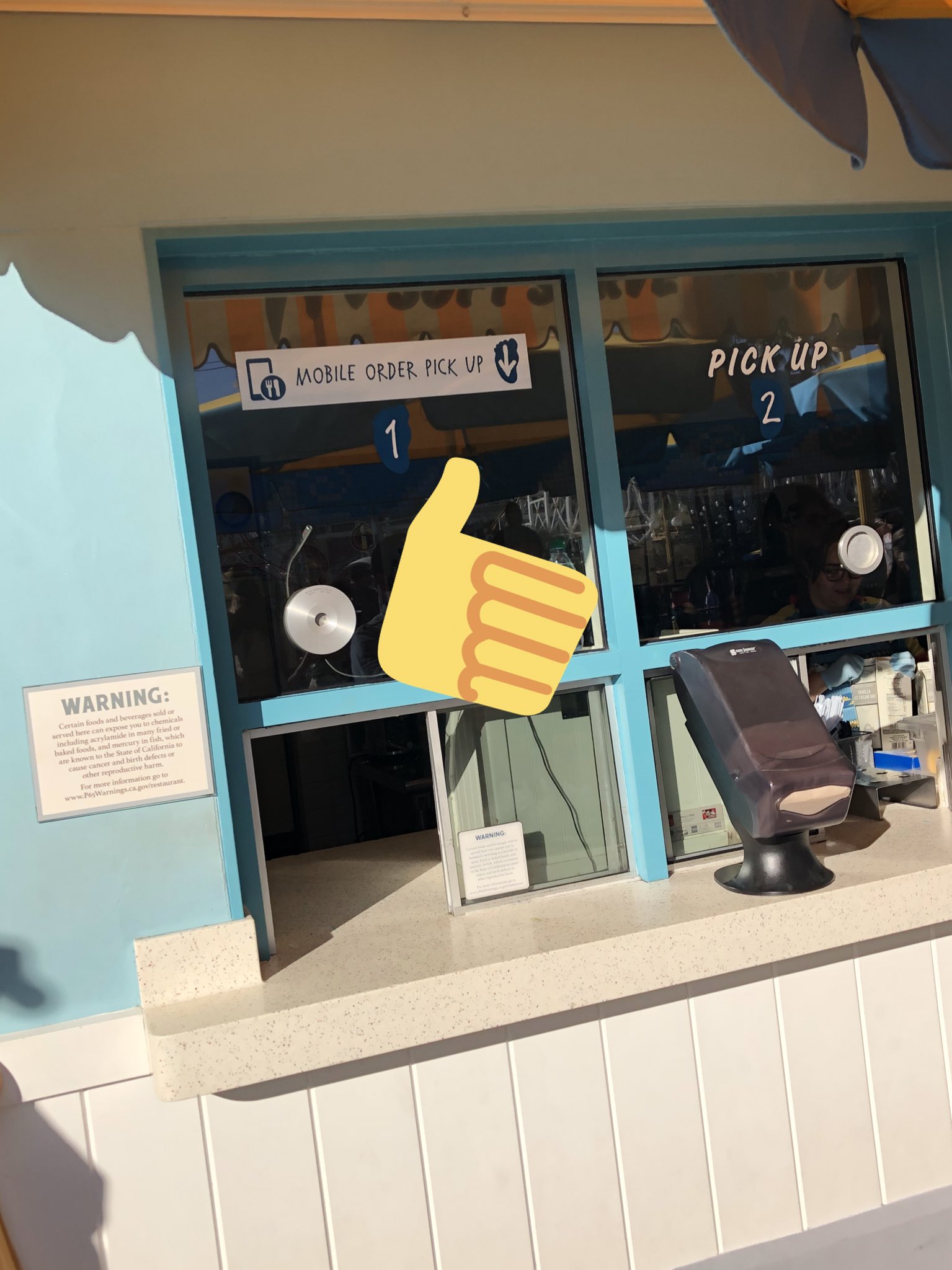 Sunny Days アナハイムのディズニー モバイルオーダーシステムが凄い パークのレストランはどこも混雑 でもこれを使えば事前に注文できてお店に着いたら受け取るだけ 支払いも登録したカードで決済だから不要 店にはモバイルオーダー受け取り専用