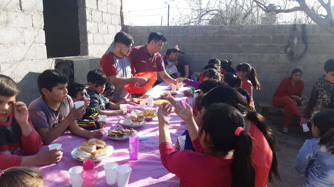 MarianH_LR22's tweet photo. Estamos en todas partes !!
Agasajamos a los pequeños del merendero sonrisas de ☀️ de B° virgen del valle ref.ale Neira, Juegos,cine,merienda y sorpresas 
#JuventudMB🌼
@ParedesUrquizaGobernador2019🌼
@heberlar @karyperez2019 @AndreaMercadoL @impactorioja https://t.co/byfP11TnKx