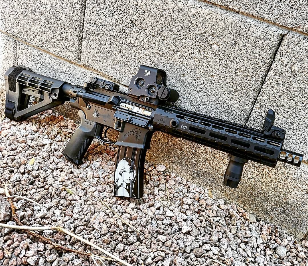 EOTECHInc's tweet photo. Fastest sight in the game…and a fairly "swift" magazine to match. | #EOTECH #HWS #CustomMag | 📷: @the_tactical_vegan on Instagram https://t.co/SihMBCaMkY