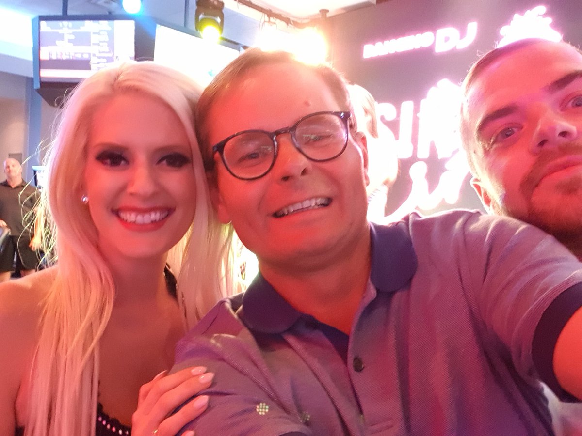 Villaparto's tweet image. #selfiewithastranger