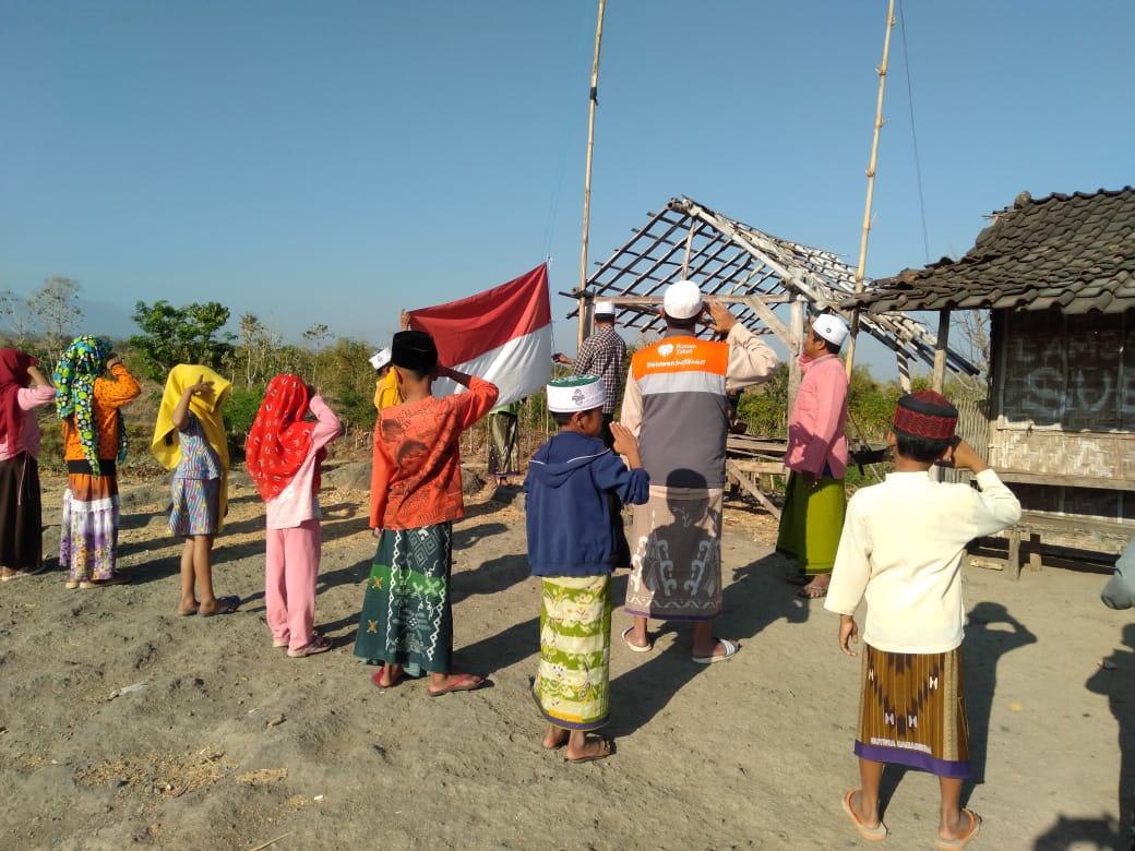 rumahzakat's tweet photo. #MerdekaIndonesiaku DITENGAH KEKERINGAN TETAP MERAYAKAN HUT RI
JATISARI, Sabtu (17/08). Santri Rumah Qur'an binaan Rumah Zakat Jatisari , Arjasa, Kab. Situbondo, Jawa Timur melaksanakan pengibaran bendera memperingati kemerdekaan negara tercinta Republik Indonesia. https://t.co/vo6enAldGb