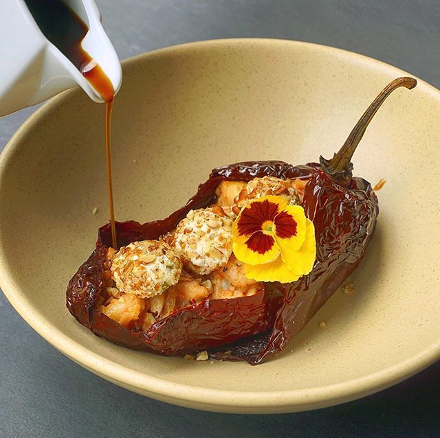 De nuestros Chiles de Temporada, elegimos un chile ancho, con su característico sabor, relleno de pulpo y camarón flameados al mezcal y un toque de queso de cabra. La salsa es una reducción de piloncillo que contrasta el picante seco del chile. #VamosACo… ift.tt/2P6anFj