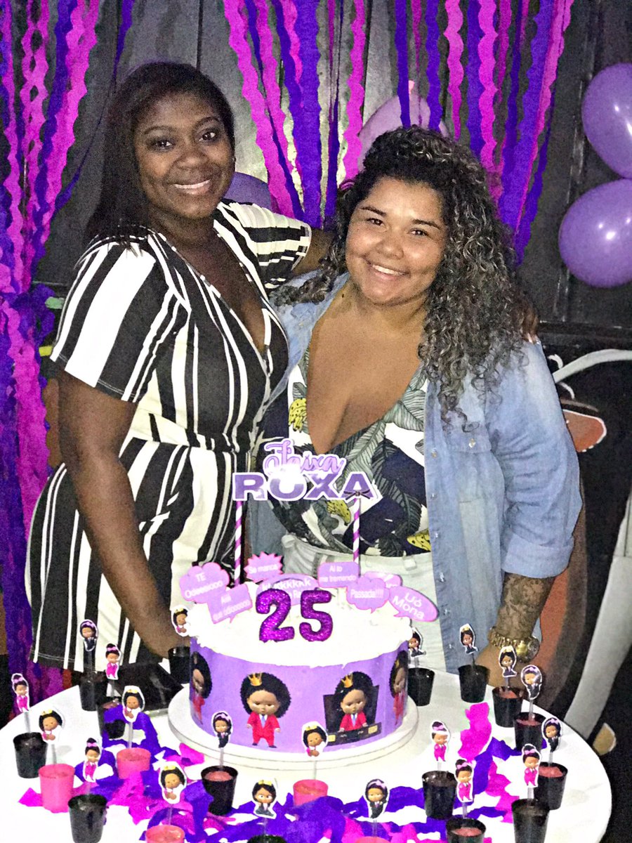RayaneDimple's tweet photo. #FaixaRoxa 💜 #PoderosaChefinha merecido né preta. Festinha surpresa pra ela 🍺🎉
@c2calixto https://t.co/q1ApGQMeia