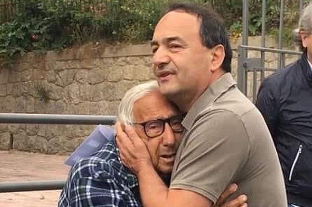 lauraboldrini's tweet photo. Suo padre sta morendo e Mimmo Lucano non può tornare a Riace per dargli l’ultimo saluto.

Mi unisco alla richiesta del comitato undici giugno, spero prevalga il rispetto per i valori umani in cui tu, Mimmo, hai sempre creduto.

Vorrei vederti presto abbracciare di nuovo tuo padre https://t.co/cAoMaKoFvh
