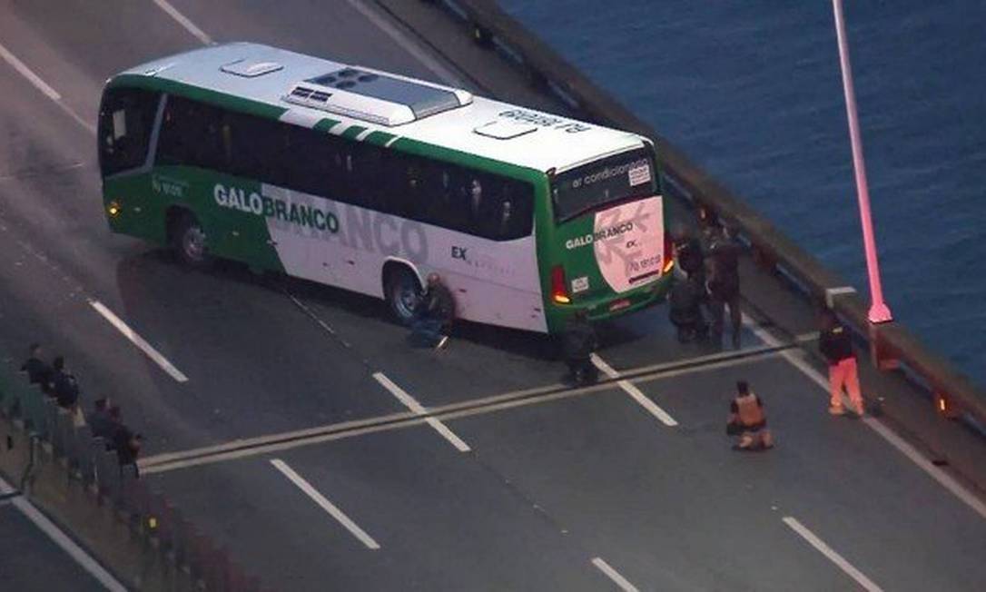 OGlobo_Rio's tweet photo. Homem armado faz passageiros reféns em ônibus na Ponte Rio-Niterói https://t.co/TaVaiUdRxo https://t.co/p2H7UlX1Cd