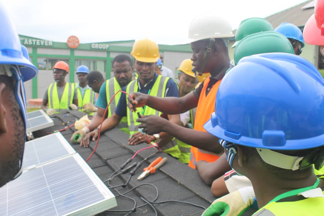 astevengroup's tweet photo. Capacity Building: ASREA SPVI Professional Training Practical Session. #cleanenergy #entrepreneurship #sdg7 #sustainablelight #renewableenergy #asteven #trainingcourses #capacitybuilding #business #solarinstallation https://t.co/7bDHXCmCu0