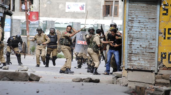 6NNNEWS's tweet image. #OccupiedKashmir :
#IndianArmy KI JANIB SE #Kashmirion KI BILA-JAWAZ GIRIFTARI KA SILSALA JARI.
GUZISHTA RAAT #Srinagar ME #IndianArmy NE CHAAPAY MAAR KAR GHARON SE 30 #Kashmiri SHEHRI GIRIFTAR KAR LIYE.
1:30PM
#6nnNews 
#News 
#Kashmir 
#PakArmy 
#ISPR 
#PK