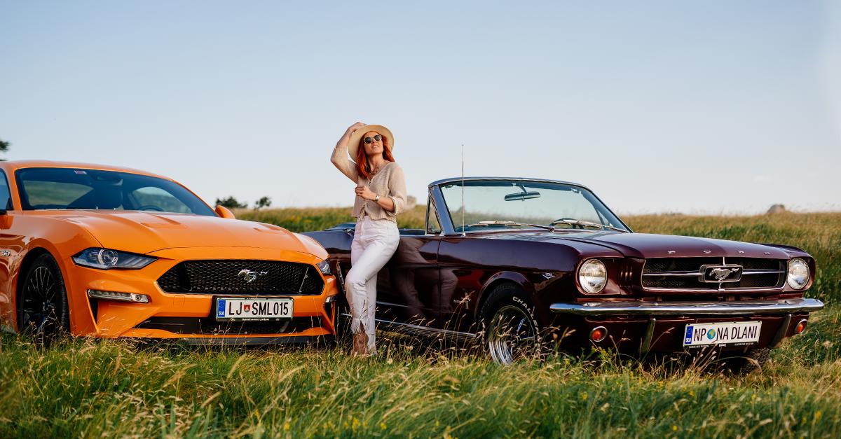 Pri snemanju novega videospota 🎥 je naša nadarjena glasbenica <a href="/NinaPuslar/">Nina Pušlar</a>  sedla v dva Mustanga 😍 - enega novega in drugega iz leta 1965. Kateri ji je bolj pisan na kožo? 👌 bit.ly/MustangaNinaPu…