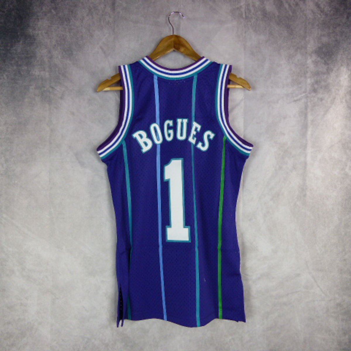 basketspirit's tweet photo. Hoy os traemos la camiseta de un jugón. Tyron Curtis "Muggsy Bogues". Mito de los Charlott Hornets. Demostró que la altura no es imprescindible si tienes un talento descomunal. #basketspiritmadrid #nbaretro #harwoodclassics https://t.co/IesFFf7P3P