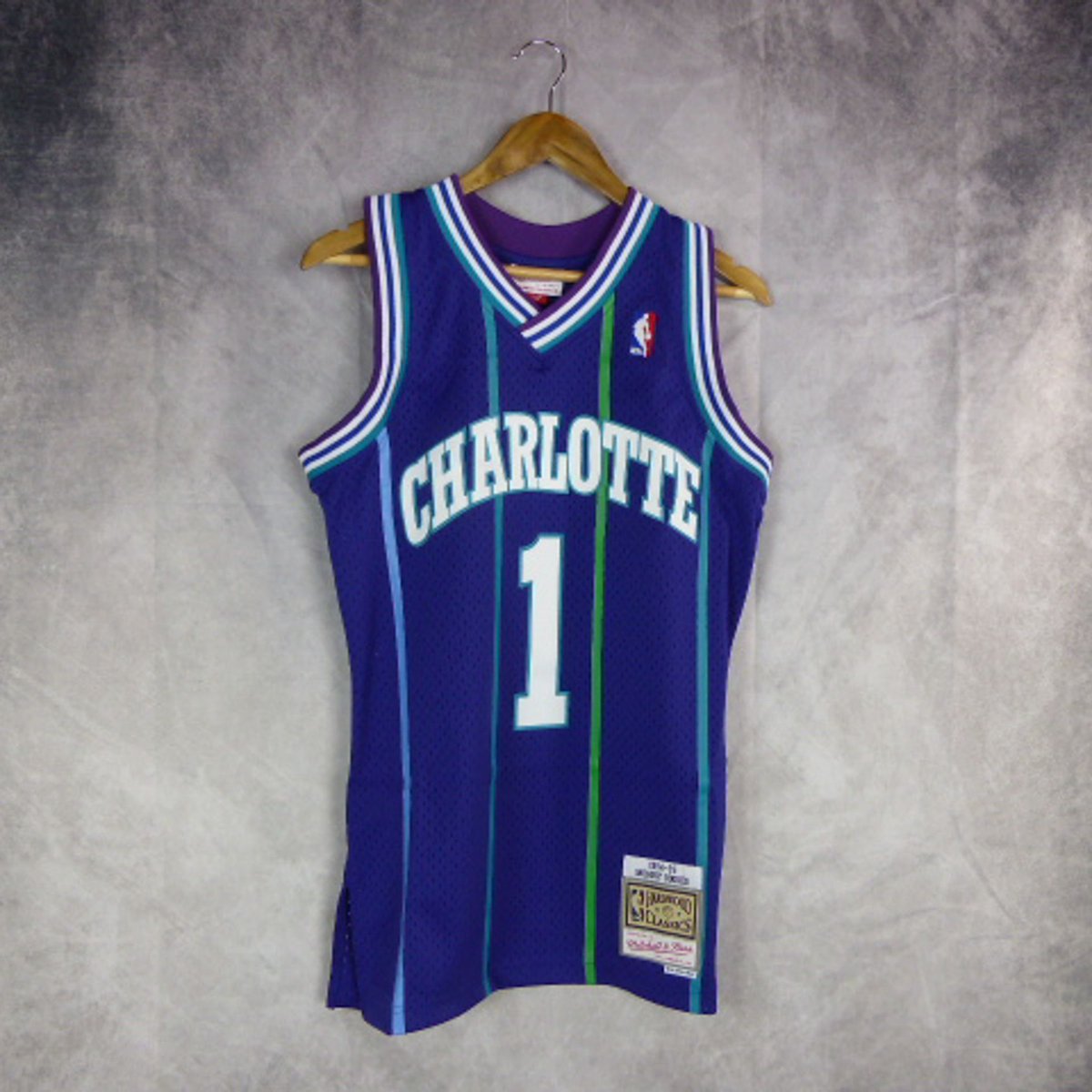 basketspirit's tweet photo. Hoy os traemos la camiseta de un jugón. Tyron Curtis "Muggsy Bogues". Mito de los Charlott Hornets. Demostró que la altura no es imprescindible si tienes un talento descomunal. #basketspiritmadrid #nbaretro #harwoodclassics https://t.co/IesFFf7P3P