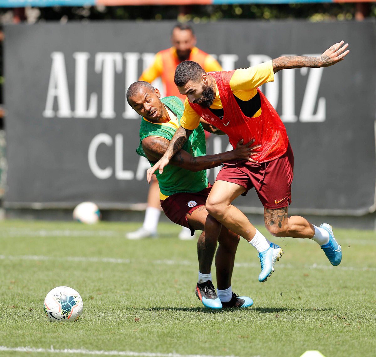 📸 Futbol A Takımımız, Süper Lig Cemil Usta Sezonu’nun ikinci haftasında çıkacağı Konyaspor maçının hazırlıklarına bugün yaptığı sabah antrenmanıyla devam etti.