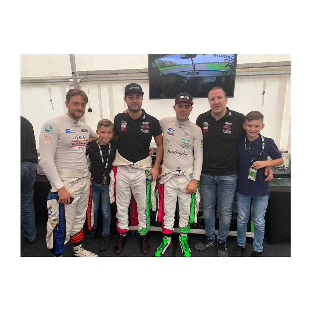 NickiBuck's tweet photo. Great weekend @thruxtonracing with @TeamHardRacing @btcc 💗💚🖤 https://t.co/MWU5Pgebc9