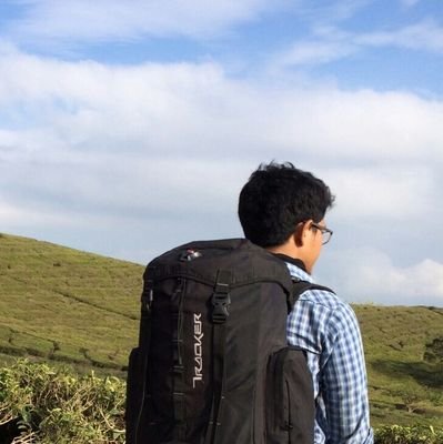 Nunjukin foto ke Maula..
B: Mas Maula, ini foto siapa?
M: (melihat dgn seksama) Abi yak?
B: Wah masyaAllah (langsung diuyel2)..

Saking sayangnya sama abi nya, kemana-mana nempel, jalan kemana diikutin, pose kaya apa juga diikutin, dliatin punggungnya dr belakang aja udah tau..