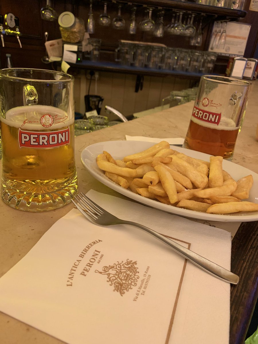 日本でイタリアビールというとモレッティをよく見ますが、イタリアではペローニがダントツ。
1906年創業のペローニのビアホール「l'antica birreria PERONI」
雰囲気と陽気な店員さん達が良い!カウンターで一杯もよし、中のホールで食事もできる。トレヴィの泉の近くなので観光ついでに行きやすい!