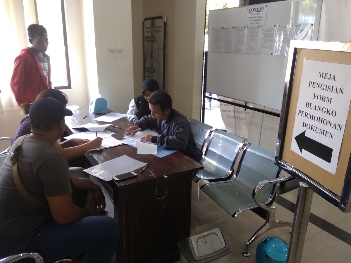 dukcapilkudus's tweet photo. Update suasana pelayanan di DINAS DUKCAPIL KUDUS hari ini terpantau lancar nih gaes. Ingat semua pelayanan di DINAS DUKCAPIL KUDUS GRATIS.!!
@pututwinarno09 @ganjarpranowo @dukcapil_jateng
#GISA #GerakanIndonesiaSadarAdminduk #KudusUpdate #KUDUSPEDULI https://t.co/Z7sRy5yuDv
