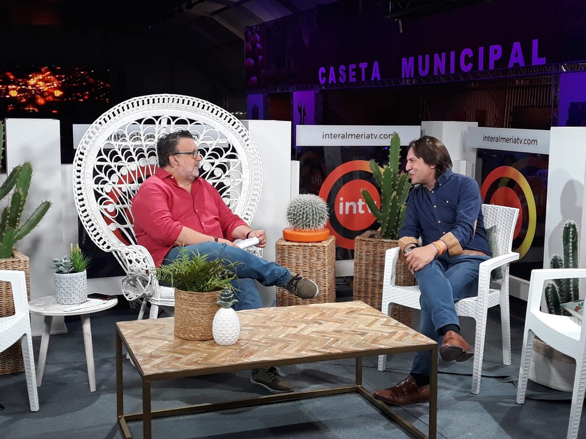 CsAlmeria_Prov's tweet photo. 🎡@elburgosV se confiesa un enamorado de #Almeriaenferia al igual que las fiestas de otros pueblos visitados este verano como #VélezRubio #Albanchez o #Gérgal
@interalmeriatv https://t.co/2AOJ0xaDcf