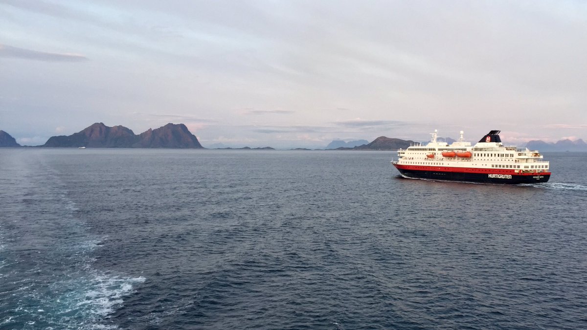 birdiexy's tweet photo. MS #Polarlys träffas MS #RichardWith - i närheten av #Svolvaer https://t.co/khaV3qNu2P