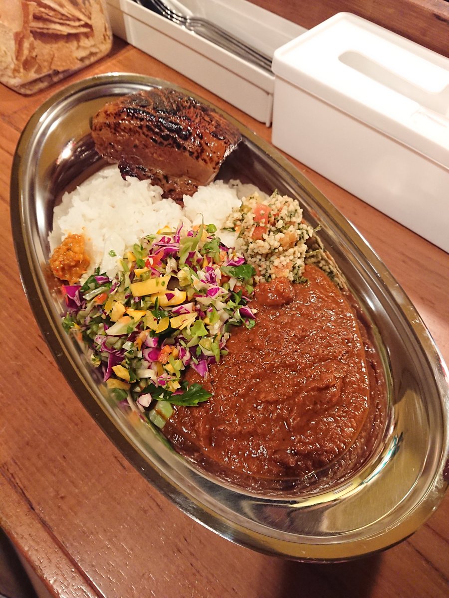 ラジオの時間 編集部 On Twitter 渋谷の ポークビンダルーを食べる副 大統領 へ ポークビンダルーとは ゴア地方の酸味が効いたカレーで かなり好き その専門店なんです なので メニューは一択 角煮はこの日限定のトッピング ライス サラダはお代わり可で 味
