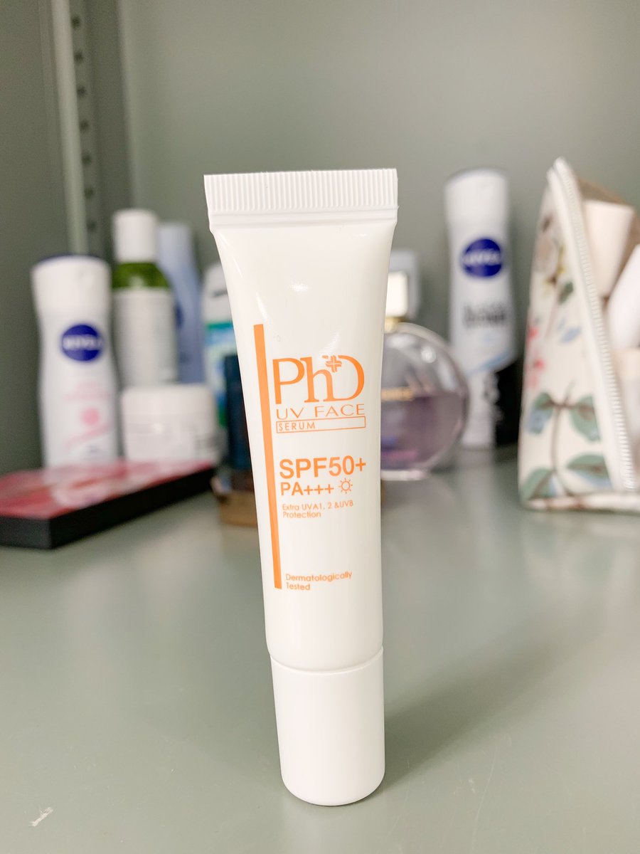 chatchamonx_'s tweet photo. ช่วงนี้ครีมกันเเดดมาเเรงกันใหญ่ ตัวนี้ลองละ ดีจริงของ PhD UV Face Serum คิดค้นโดยแพทย์เกาหลี เป็นเนื้อเซรั่มเบาๆ ซึมเร็ว หน้าไม่มันไม่เหนอะไม่เมือก ที่สำคัญคือไม่วอก! กันทั้ง UVAและB SPF50+PA+++ เหมาะสำหรับผิวผสม/สิว หาได้ที่7-11 99บาทเอาอยู่ #eXtaPlus https://t.co/JiD4H1Ku5f