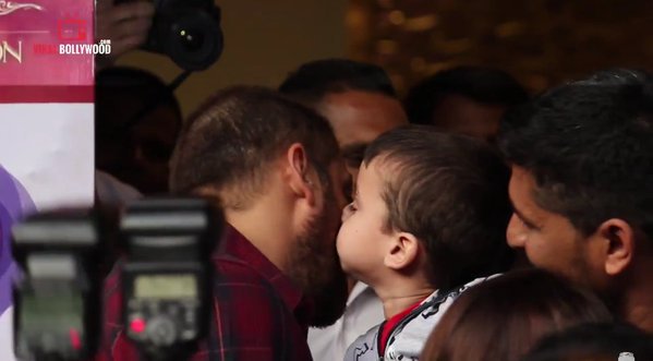 PigeonCokeZero's tweet photo. #SalmanKhan   with kids👶 https://t.co/TNwgJF4pQl