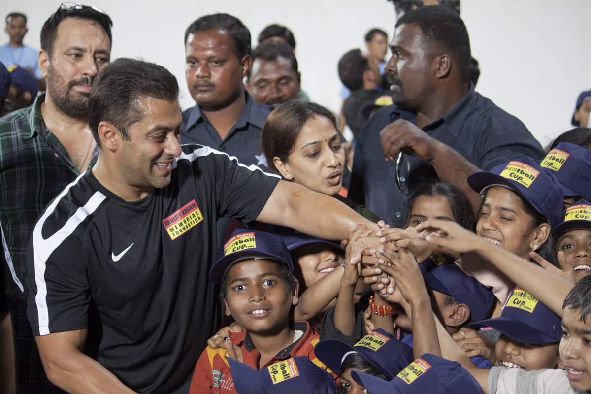 PigeonCokeZero's tweet photo. #SalmanKhan   with kids👶 https://t.co/TNwgJF4pQl