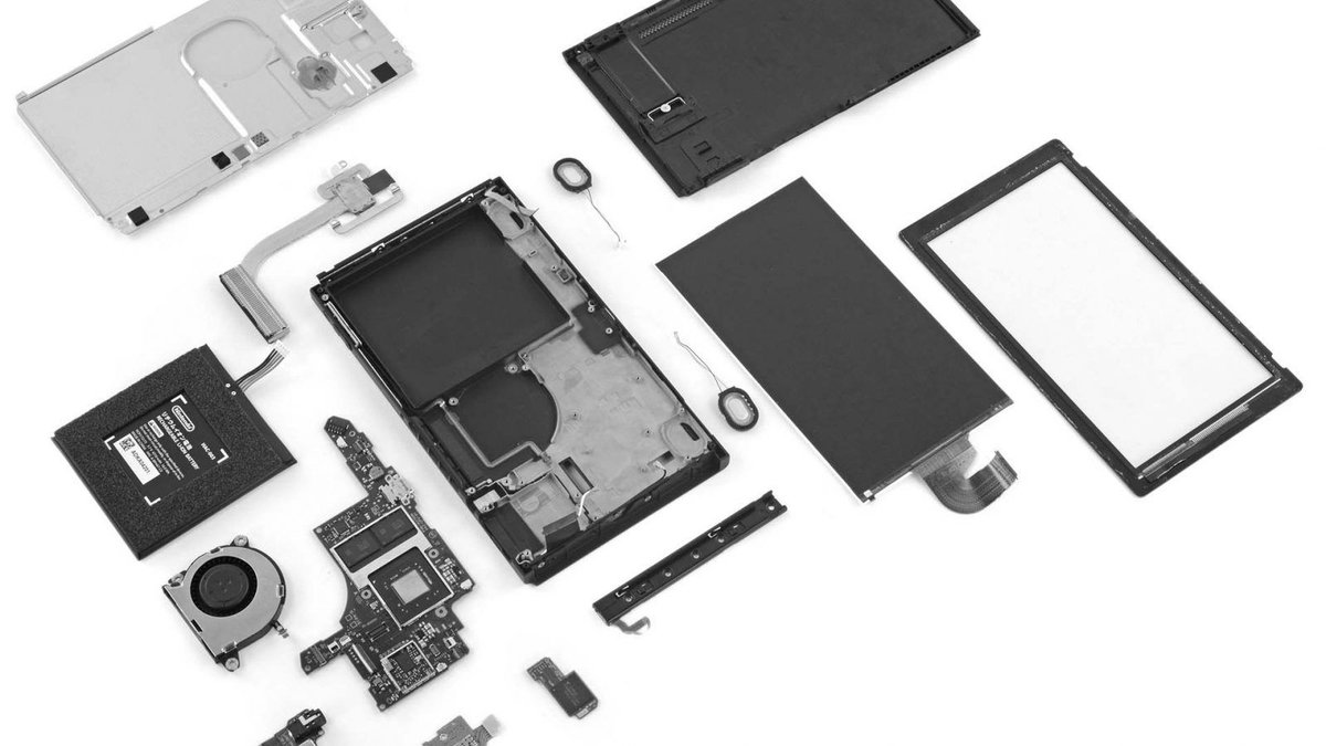 iFixitDE's tweet photo. #ExtraLeben für den Akku: Pünktlich zum Start der #gamescom2019 haben wir uns die neue Version der #NintendoSwitch von innen angesehen und den Grund für die längere Laufzeit entdeckt. https://t.co/bttLh0wmSc https://t.co/kgGdC8K6H9