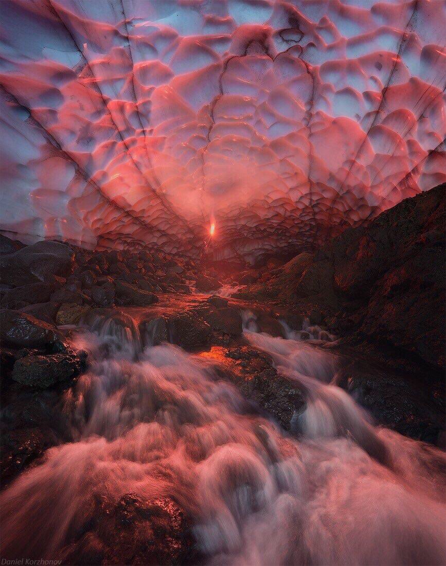 AvatarDomy's tweet photo. Inside a Dragon’s belly. Or an ice cave under a volcano in Kamchatka. https://t.co/Z5UuYVQLUB