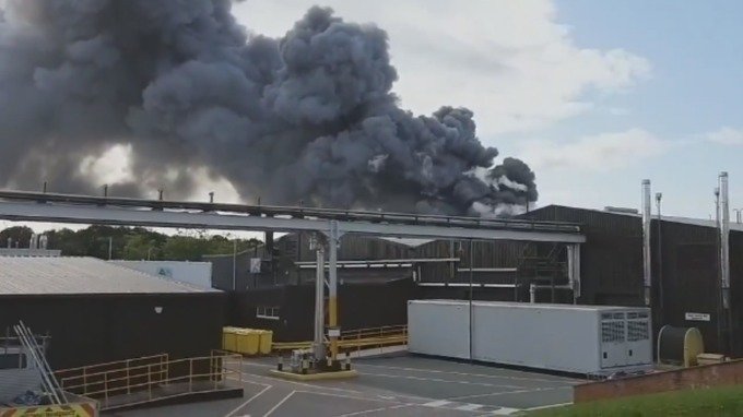 ITVWales's tweet photo. Firefighters still tackling blaze at Wrexham Industrial Estate https://t.co/RLNAKWnlPb https://t.co/w6f9nkcmNR