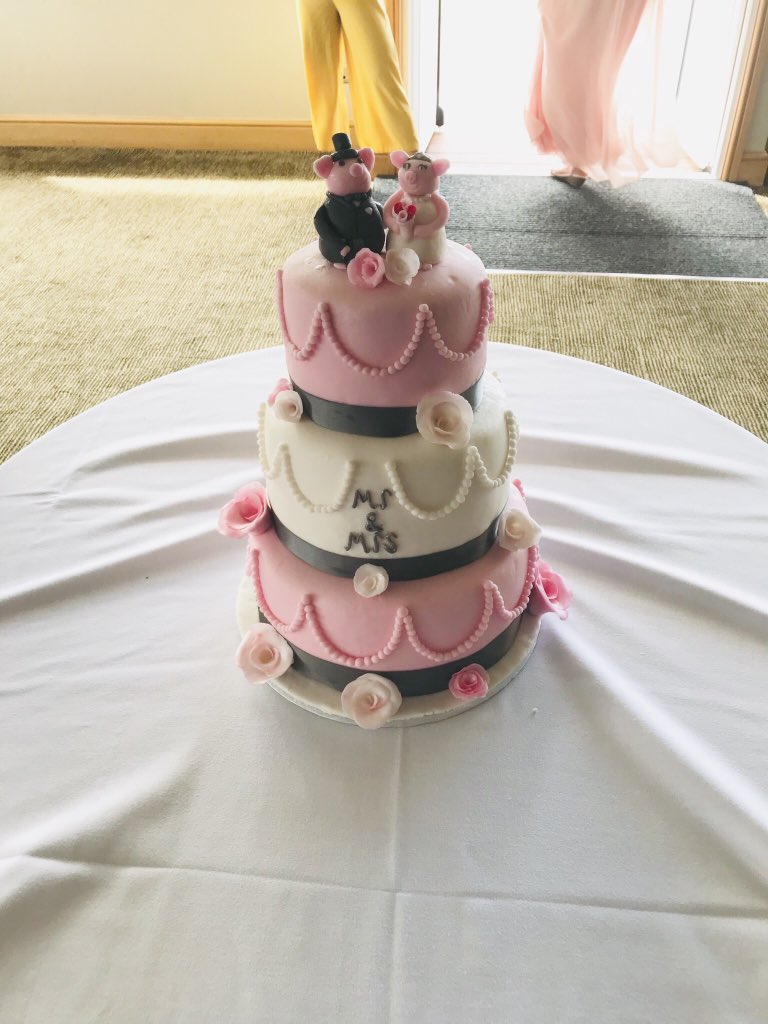 prospectpigs's tweet photo. When you keep pigs and get married #weddingcake #wedding @FarmersGuardian @FarmersWeekly @BritishPigAssoc @juniorpigclub @ladies_in_pigs https://t.co/tarlSTlfxv