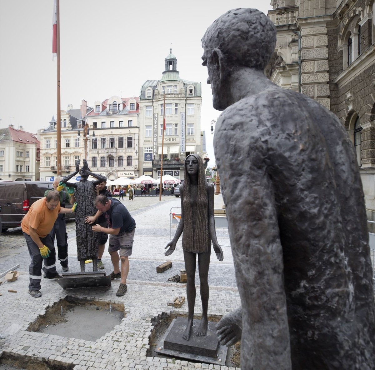 StanislavGaj's tweet photo. Do Liberce se po padesáti letech vrátily sochy Olbrama Zoubka. Čtyři díla význačný umělec pojmenoval Kúros, Klytaimnéstra, Ifigénie a Jidáš. Město bude mít sochy zapůjčeny od Nadačního fondu Kmentová Zoubek a své místo našly před zdejší radnicí. 

Zdroj: https://t.co/elTgxucpUX? https://t.co/639mI9NQO2