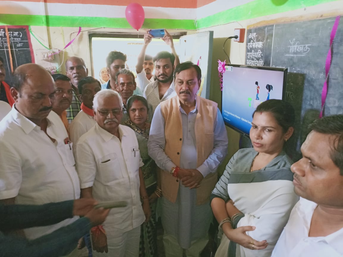 !! भारत माता की जय !!

दुर्ग लोकसभा के लोकप्रिय सांसद श्री <a href="/VijayBaghelCG/">Vijay Baghel</a> जी ने अहिवारा विधानसभा के ग्राम गोढ़ी के शासकीय स्कूल में भारत माता की मूर्ति का अनावरण एवं डिजिटल क्लास रूम का शुभारंभ किया। 
#NewIndia  #DigitalTransformation  #DigitalIndia