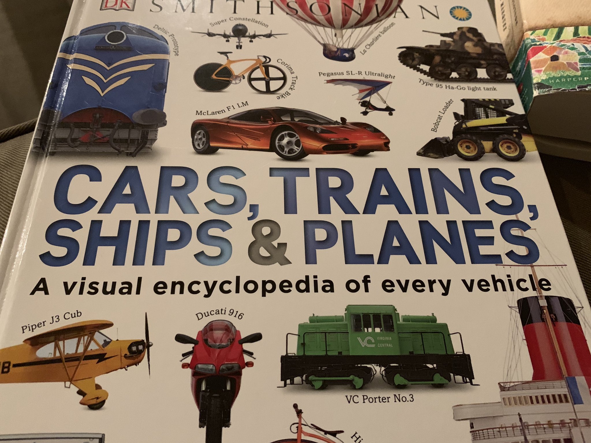 我的三分像库里on Twitter 今晚给小孩读的dk的这本cars Trains Ships Amp Planes 才知道 柴电火车头 Diesel Electric Locomotives 是用柴油发电给电动马达 而不是用柴油发动机透过变速箱直接 行使的 我觉得这种1940年代就有的柴电发动机模式可以给现在的电动