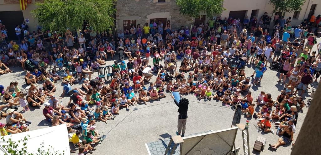 MoiJordana's tweet photo. Gràcies a totes les persones que vau gaudir amb nosaltres de Mr Alret al @GiraCirc malgrat la forta calor. Gràcies @ernest1714 per la foto. #circ #mralret #moijordana #collsuspina #moianes https://t.co/nqSytC3Zpj
