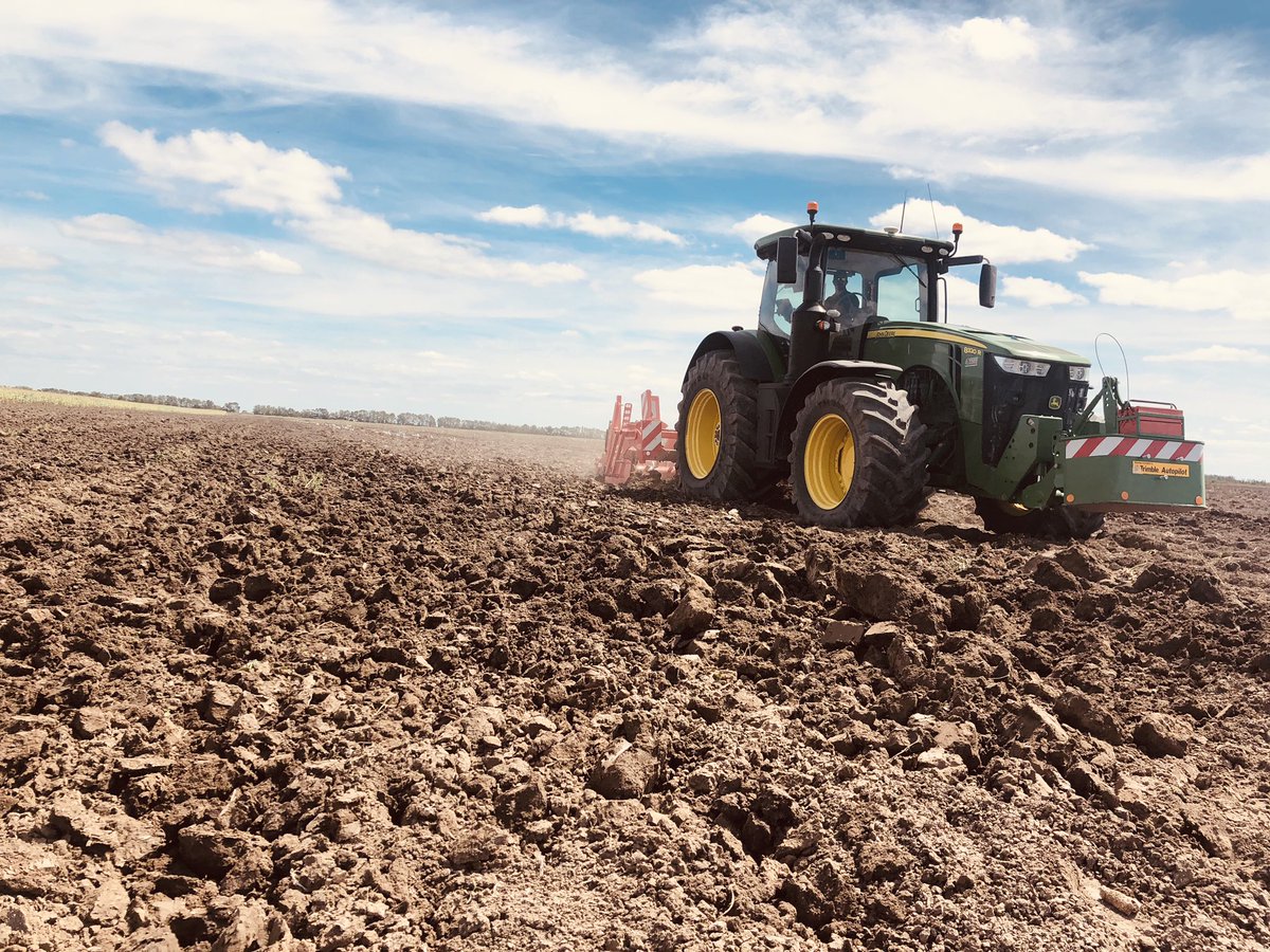 AugereauLeslie's tweet photo. Nouveau post, ça fait un moment, petite séance de décompactage après un labour dans notre joli marais. Et vous, vous en êtes où? #JohnDeere #JD #8320r #decompacteur https://t.co/KZrJ5Qh5FR