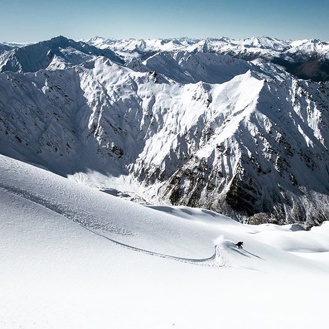 They come for the hills, but stay for the thrills. The snow is falling and tomorrow is going to be on! photo: @terranovacol #southernlakesheliski #alpinehelinz .
.
.
.
.
#heliskinz #skiwanaka #skiqueenstown #skiing #snow #snowsports boarding #heliski #he… ift.tt/2HtDMTR