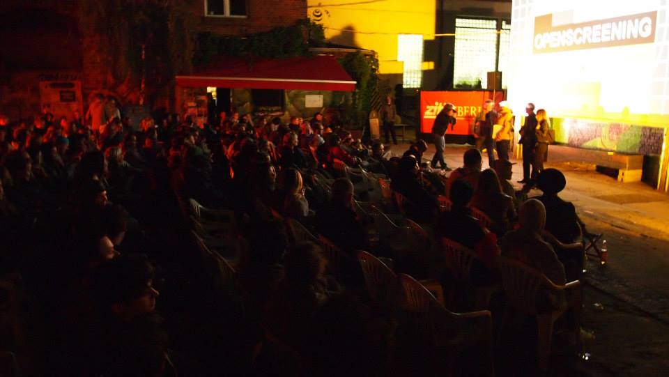 freiluftkino's tweet photo. Was dem #SlamPoeten das #OpenMic, ist der #Filmszene das #OpenScreening! Mi 21.8., geht's damit #Outdoor! WIE IMMER: Filmemacher*innen zeigen ihre Werke, das Publikum kann Filme mit roten Karten stoppen! UND NEU: ein Preis für den Film des Jahres! https://t.co/ICTAWZMrbv https://t.co/XlrAQ9Ib8F