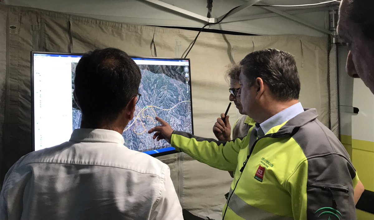 antoniosanz's tweet photo. Siguiendo las labores de extinción, coordinación y prevención que están llevando a cabo los más de 200 efectivos para controlar el #IFEstepona. Un total de 10 medios aéreos trabajan ya desde primera hora en su extinción. @CarmenCrespoPP https://t.co/q8fQ16YnOc