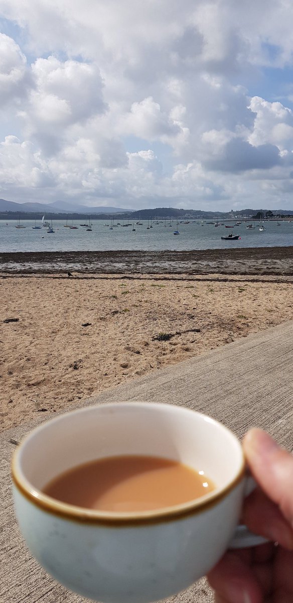 JuJulesberry's tweet photo. My daily #viewwithabrew #Anglesey #beaumaris @toebag https://t.co/HDD50DccRH