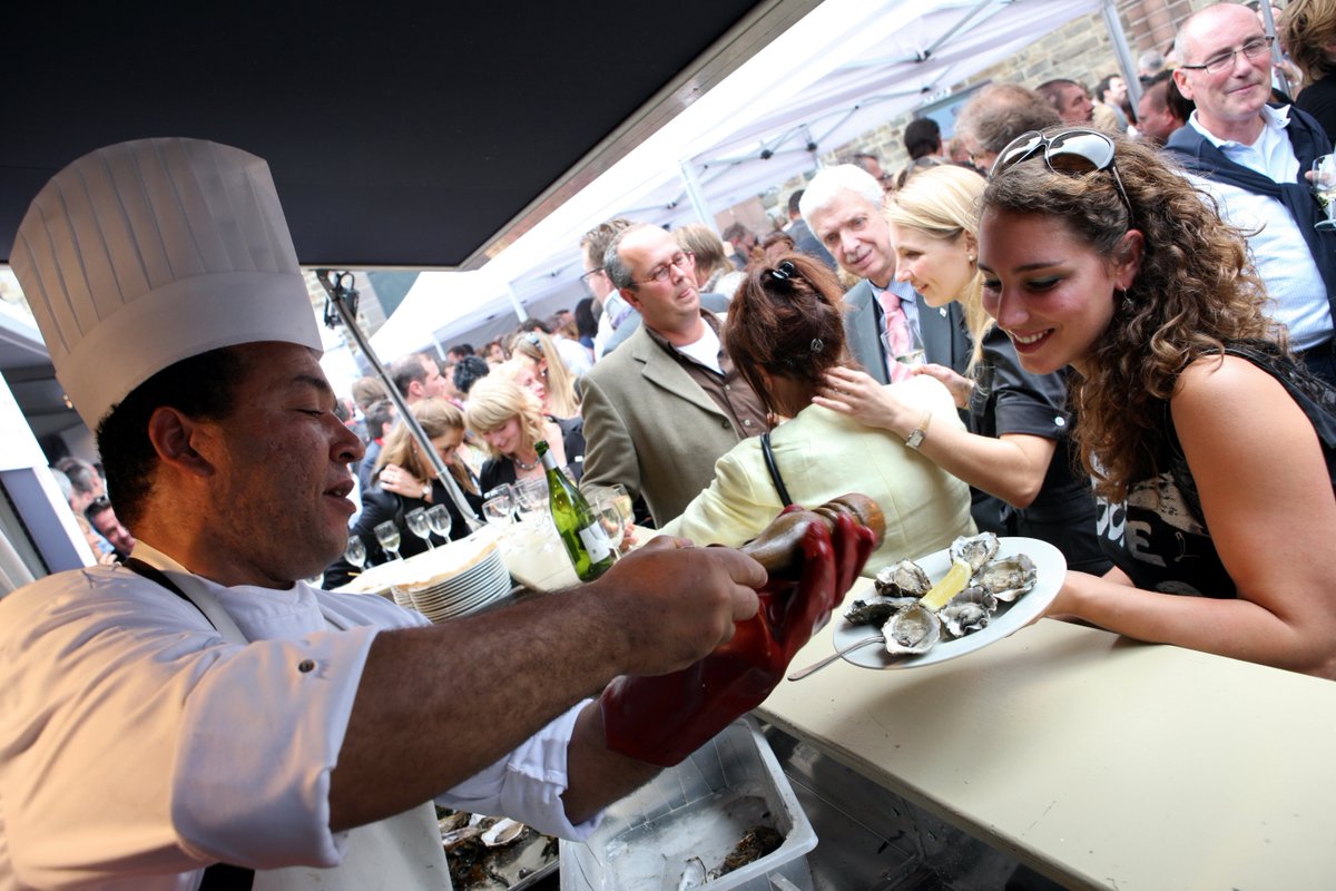 De komende dagen zindert gastronomisch Maastricht van genot, het Vrijthof wordt omgebouwd tot het grootste openlucht restaurant van Nederland! Ruim dertig stands staan klaar om bezoekers te verrassen en de smaakpapillen te verwennen op het Preuvenemint bit.ly/2Pqqh9A