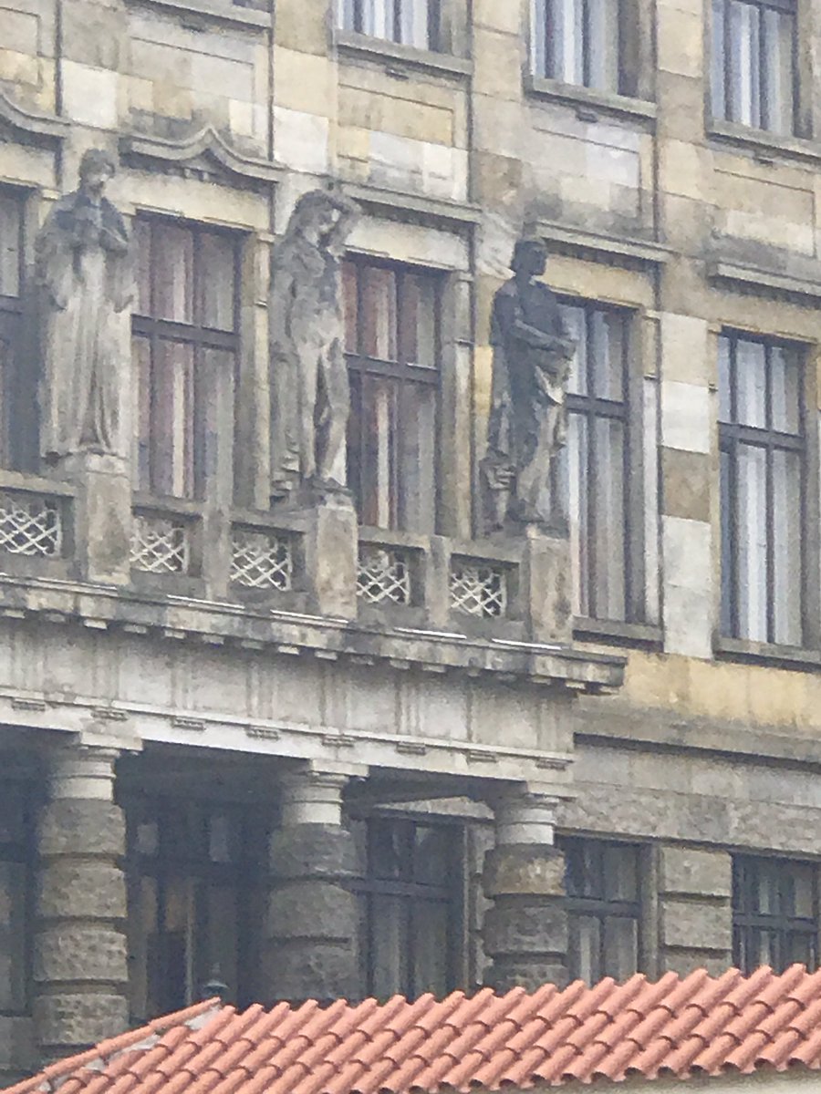 Elley_Ray's tweet image. Prague is stunning @czequestria sightseeing tomorrow #castleschurchesartponies💗