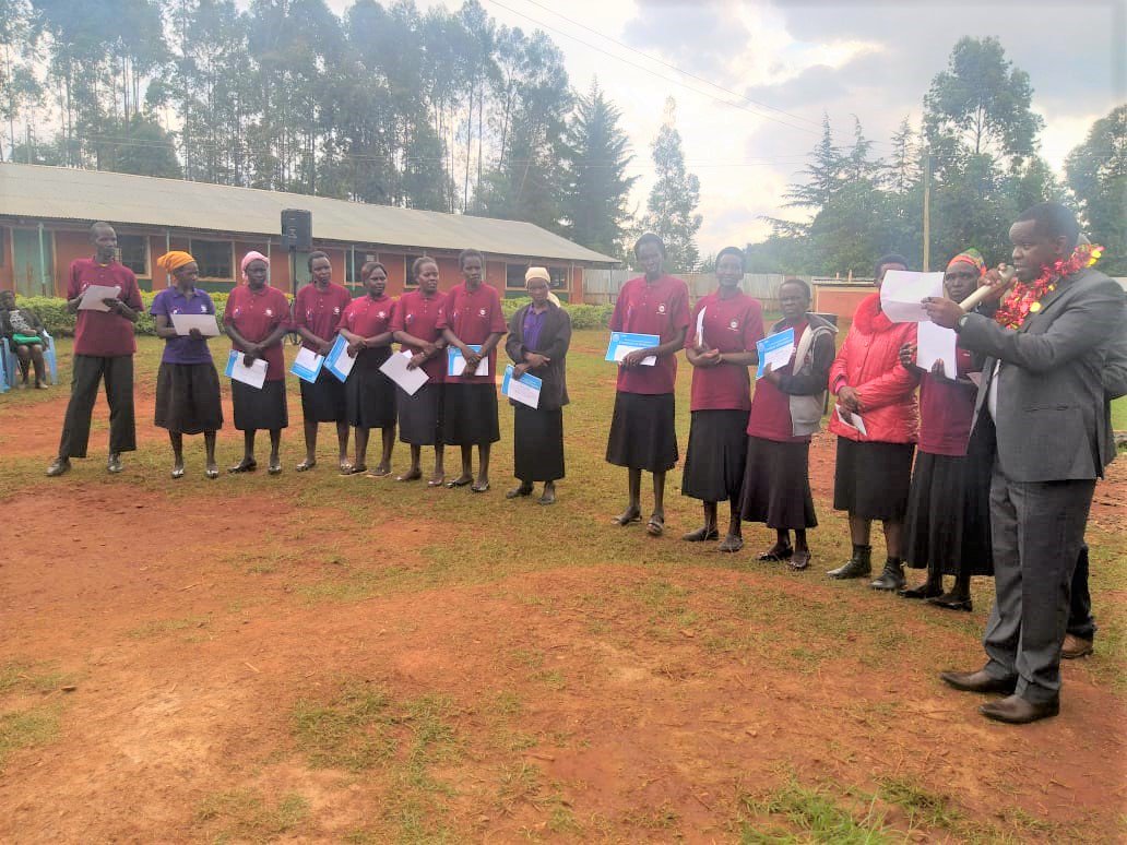 avsi_kenya's tweet photo. The graduation was attended by a representative from the County Government Mr. Choge who awarded certificates to the participants for successfully saving more than Kshs 1 million which they distributed amongst themselves so they can start their own businesses. #People4Development https://t.co/OzhWkzGdbG