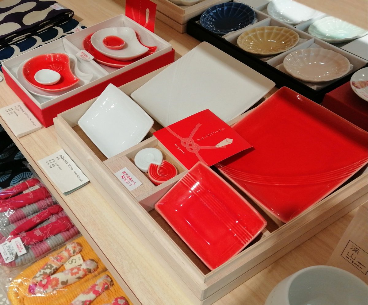 nativecotton_sy's tweet photo. おめでたい紅白のお皿のセットがただいま大変お買い得です‼お祝いのプレゼント以外にも、ご自宅使いでお正月やお祝いのある日に使っても食卓が華やぎます。
＃ヒカリエ　#hikarie #zawariii 　＃渋谷ヒカリエ　#shibuyahikarie 　＃セール　＃SALE https://t.co/t4JndWPJz8