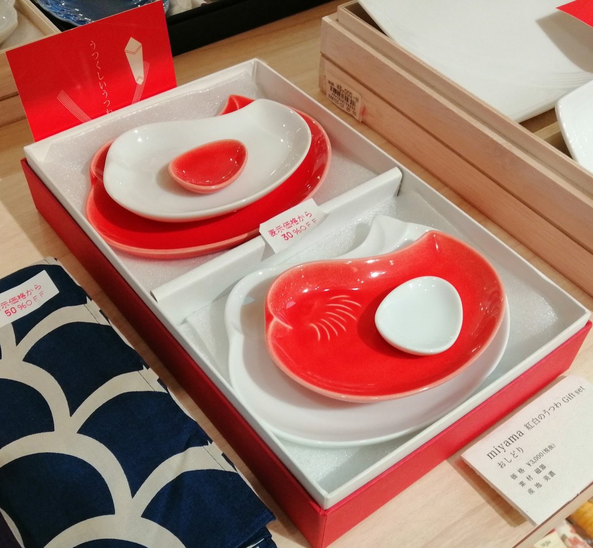 nativecotton_sy's tweet photo. おめでたい紅白のお皿のセットがただいま大変お買い得です‼お祝いのプレゼント以外にも、ご自宅使いでお正月やお祝いのある日に使っても食卓が華やぎます。
＃ヒカリエ　#hikarie #zawariii 　＃渋谷ヒカリエ　#shibuyahikarie 　＃セール　＃SALE https://t.co/t4JndWPJz8