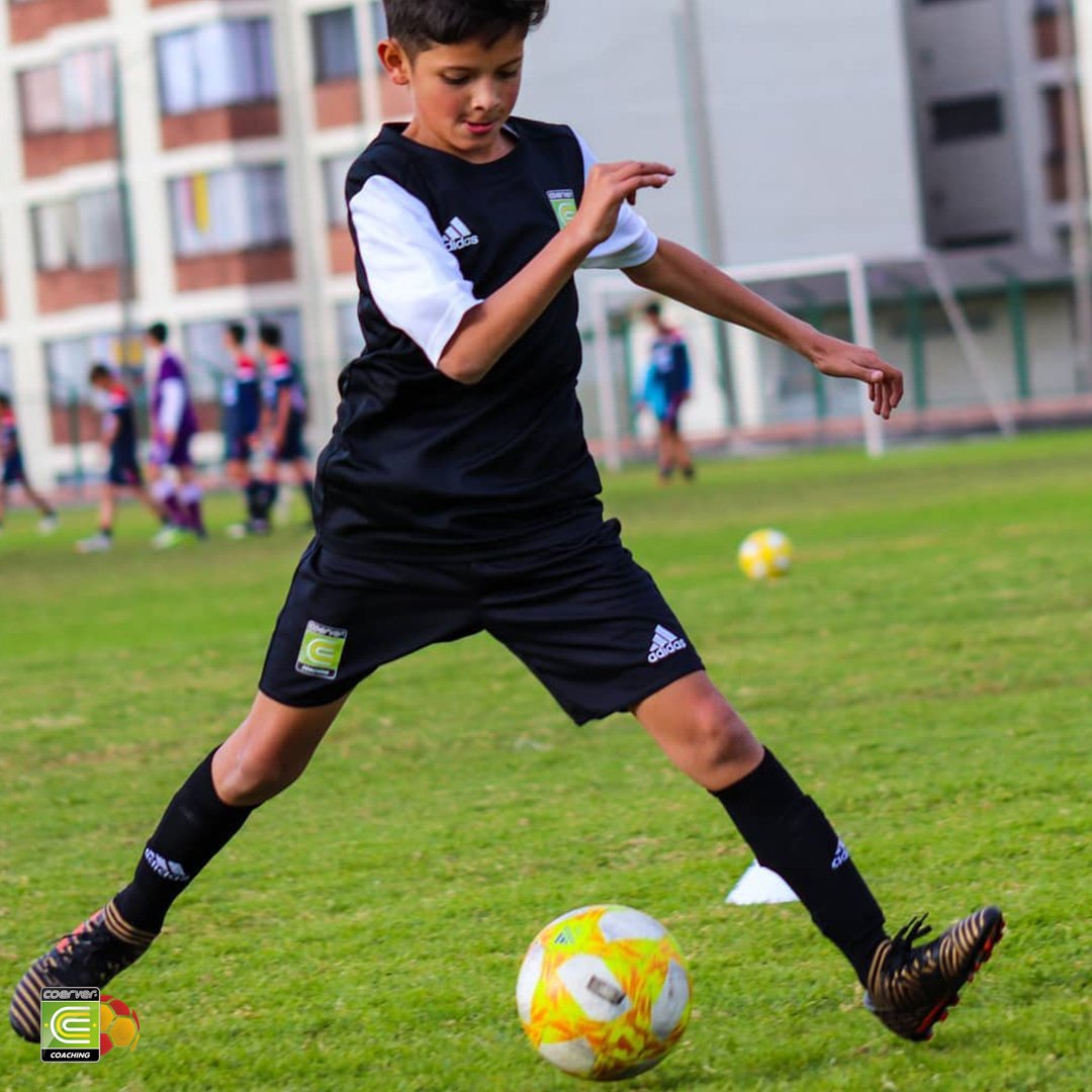 CoerverSpain's tweet image. En el #MétodoCoerver trabajamos el equilibrio, la coordinación y la agilidad para que aprendas a dominar el balón como nadie ⚽ #Coerver #CoerverSpain