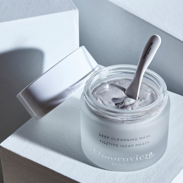 Now, Omorovicza use the magic Hungarian Moor Mud in their formulations to purify, re-balance, fade scars and tackle early signs of ageing. By using this mask regularly you will see an improvement in your complexion with each use ✨ow.ly/dz0o50vCqYx #beautyjunkies