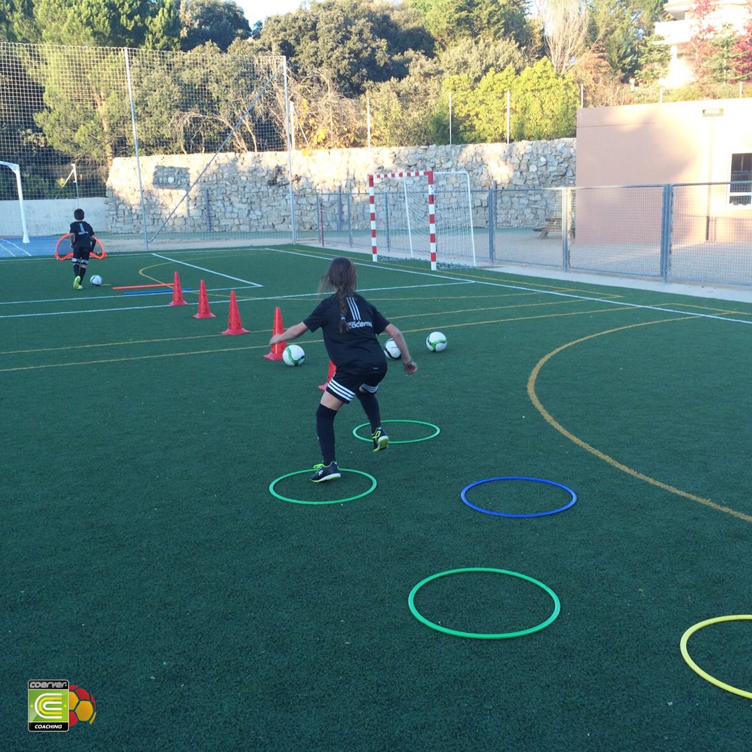 CoerverSpain's tweet image. Dominar el balón es clave en el juego. El equilibrio técnico es básico y controlar ambas piernas marca una gran diferencia. Que el jugador o jugadora no sea previsible le dará una gran ventaja👍⚽ #Coerver #MétodoCoerver #CoerverSpain