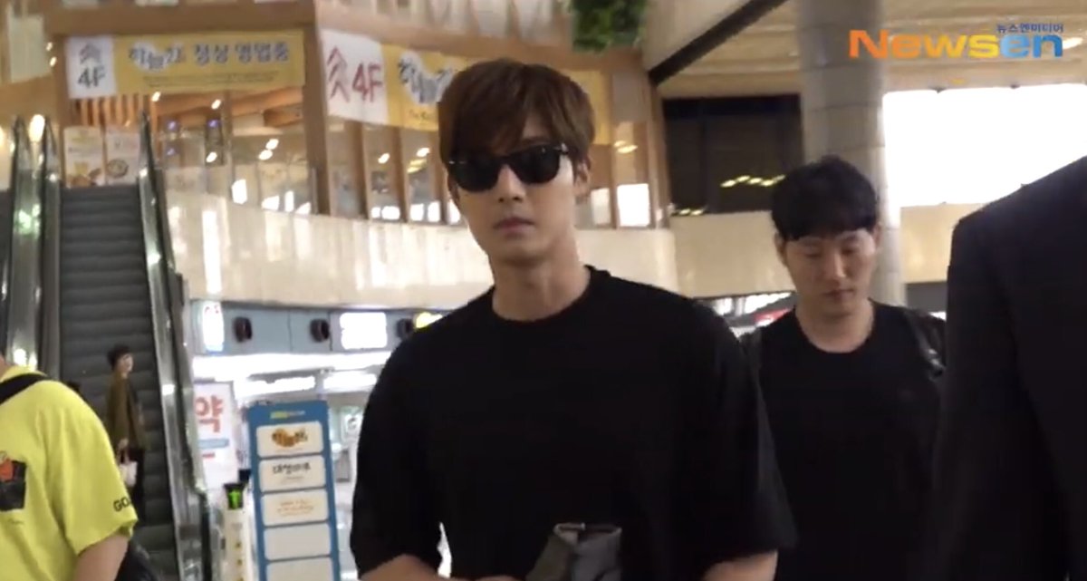 JencYeow's tweet photo. 김현중(KIMHYUNJOONG), 언제 어디서나 당당한 멋짐(공항패션)[NewsenTV]
https://t.co/OGqPEIe5xO via @YouTube
 
2019.08.20 At Gimpo Airport Departure to Japan...impressive &amp; cool 😍
#KimHyunJoong 
#김현중 
#キム・ヒョンジュン 
#金贤重 
#Bio_Rhythm  
#KHJ2019WorldTour https://t.co/rrLQVAMNAY